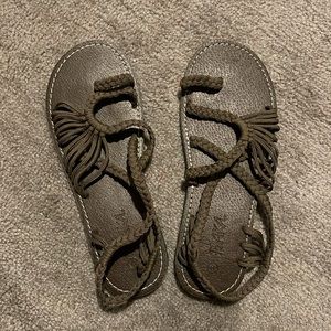 Plaka sandals